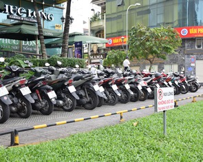 Hiện trạng lấn chiếm vỉa hè trên các con đường bị Sở Xây dựng TP.HCM 'điểm tên'