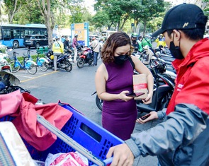 Sàn tăng phí trước mùa cao điểm, người bán hàng online lo sốt vó