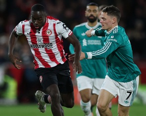 Liverpool sụp đổ vì những 'bom tấn'