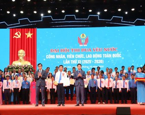 Đại diện ngành điện TP.HCM được vinh danh tại Đại hội thi đua yêu nước