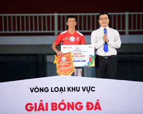 Trao thưởng Cầu thủ xuất sắc nhất trận ở Giải bóng đá công nhân, viên chức 2025