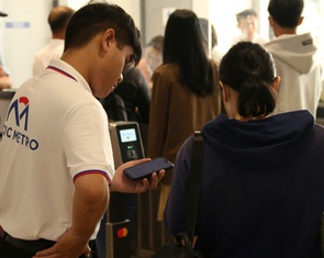 Thêm 5 nhà ga tuyến metro số 1 ngừng bán vé giấy, hành khách nên thanh toán điện tử