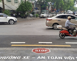 Sơn chữ trên đường để nhắc tài xế dừng lại khi đi từ tuyến nhánh ra đường chính