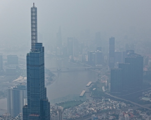 TP.HCM cảnh báo cuối năm bụi mịn tăng cao, yêu cầu 100% công trình phải che chắn, phun nước