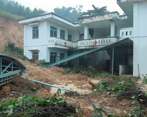 Sạt lở, núi đổ xuống trạm y tế, nhân viên trực ca đêm thoát chết trong gang tấc