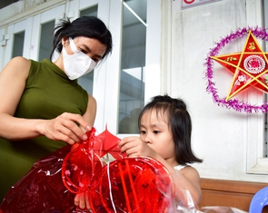 Trang trí lồng đèn, chụp photobooth trong bệnh viện mùa Trung thu yêu thương