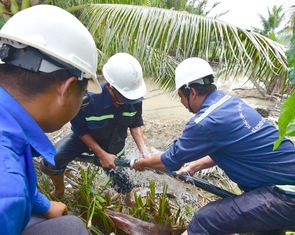 Người dân doi Mỹ Khánh, Cần Giờ thoát cảnh cúp nước không biết bể ống ở đâu