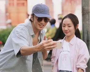 Tay anh giữ một vì sao đối đầu Chị ngã em nâng; Running man tung chiêu