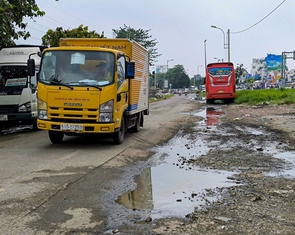Đường Kha Vạn Cân xuống cấp: 'Combo' ngập, bụi và xe khách dừng đỗ bát nháo