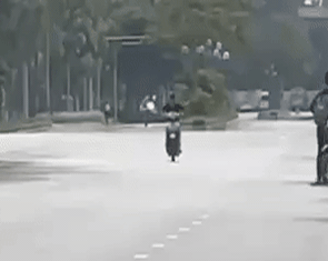 Con mượn xe máy đi học nhưng chạy 'bốc đầu' trên phố, cha bị phạt 9 triệu đồng