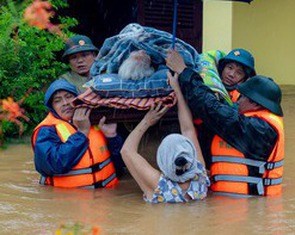 Mưa lũ tại miền Trung: 22 người chết và mất tích, hơn 128.000 ngôi nhà vẫn ngập sâu