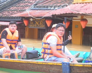 Người nước ngoài và chuyến trải nghiệm ngập lụt lịch sử ở Hội An