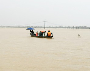 Nước lũ thượng lưu Vu Gia - Thu Bồn xuống chậm, hạ lưu nhà dân vẫn ngập trên 1m