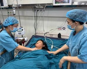 Báo động đỏ toàn viện, mổ cấp cứu sản phụ bị sản giật phải băng rừng, vượt sạt lở