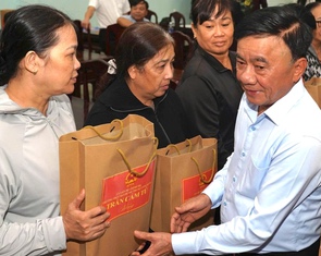 Thường trực Ban Bí thư Trần Cẩm Tú thăm người dân vùng mưa lũ Huế