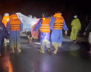 Xuyên đêm vượt 20km khiêng 3 người bị thương do sạt lở đất đi cấp cứu