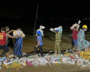 Gần 1.000 người xuyên đêm gia cố bờ kè ở Đà Nẵng