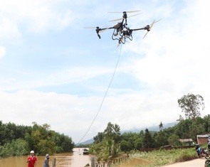 Lạ mắt với đội drone bay chở hàng tiếp tế dân vùng rốn lũ