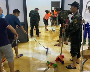 Bộ đội được lệnh hành quân trong đêm đến hai bệnh viện lớn tại Đà Nẵng dọn bùn đất