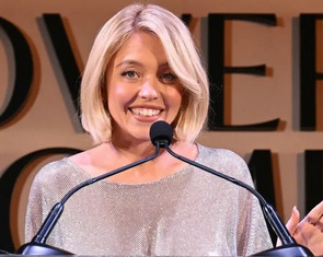 Sydney Sweeney bị chỉ trích vì diện váy xuyên thấu tại sự kiện tôn vinh phụ nữ