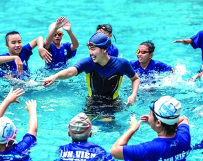 Bộ GD-ĐT ban hành chương trình dạy bơi, học sinh được học cách cứu mình và cứu người