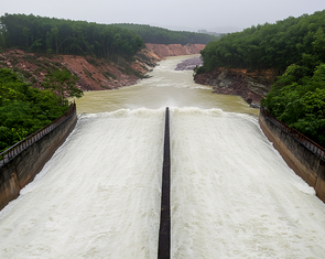 Hồ Kẻ Gỗ tăng lưu lượng xả tràn ứng phó mưa lớn