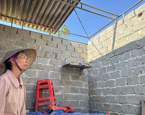 Trao tiền từ chương trình 'Lợp lại mái nhà cho người dân vùng bão' cho loạt người nghèo ở Nghệ An