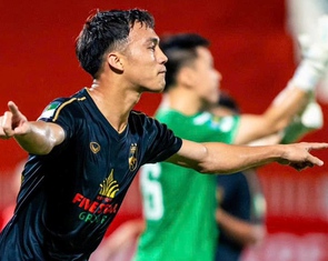 Cầu thủ CLB Long An ‘qua mặt’ trọng tài trên sân Quy Nhơn