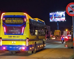 Xe khách 'chiếm' làn hỗn hợp trên đường Đỗ Mười giờ tan tầm, ép xe máy nép sát lề