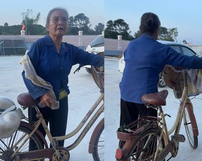 Xôn xao cụ bà 72 tuổi đạp xe chở 20kg gạo đi hỗ trợ bà con vùng lũ