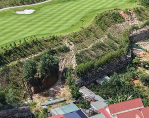 Nước lũ đổ từ sân golf khiến nhà dân ảnh hưởng: Chính quyền nói gì?