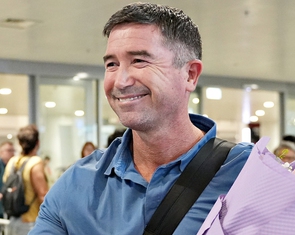HLV Harry Kewell thích thú khi ăn bánh trung thu của Việt Nam