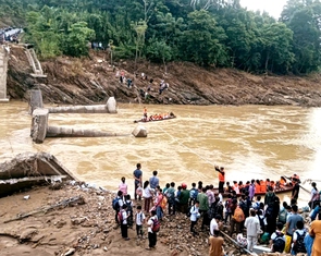 Cầu sập sau bão Bualoi, vượt lũ đưa học trò tới trường