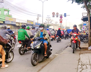 Xe máy vô tư chạy ngược chiều, phớt lờ mức phạt đến 6 triệu đồng
