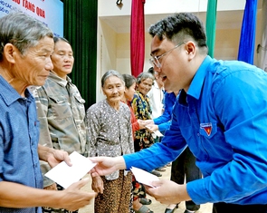 Tuổi trẻ TP.HCM trao 3,5 tỉ đồng tới bà con vùng bão lũ Nghệ An, Hà Tĩnh