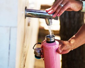 Bình nước tái sử dụng là 'ổ chứa' vi khuẩn