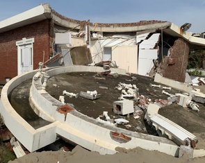 Cận cảnh hàng loạt căn villa ven biển Hà Tĩnh đổ sập do bão Bualoi