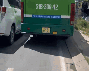 Đình chỉ tài xế xe buýt chạy nửa xe trên vỉa hè