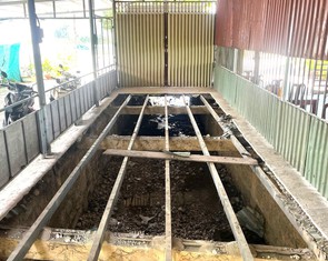 Lắp tấm bê tông lên đường thoát nước để xây nhà tiền chế buôn bán