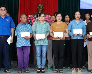 Giúp người dân lợp nhà sau bão bằng những suất quà nghĩa tình của tuổi trẻ TP.HCM