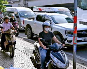 Viện lý do xe máy leo vỉa hè do đường chật, ô tô lấn làn, đang vội... có thỏa đáng?