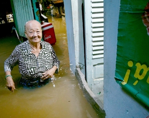 Cận cảnh 'rốn ngập' Cần Thơ khi triều cường đạt đỉnh, nước ngập tới bụng