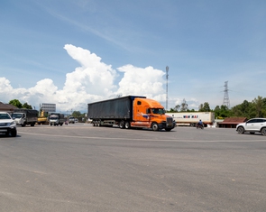 Giao thông bát nháo tại nút giao cao tốc Cam Lộ - quốc lộ 9, tài xế tùy tiện dừng đậu