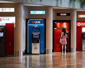 Các ngân hàng Singapore ngăn khách hàng ‘sập bẫy’ lừa đảo