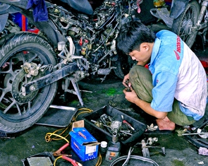 Nhu cầu sửa xe tăng gấp 3 lần sau mưa ngập, thợ làm không hết việc