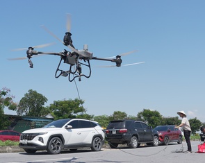 Phi đội drone vào tâm lũ