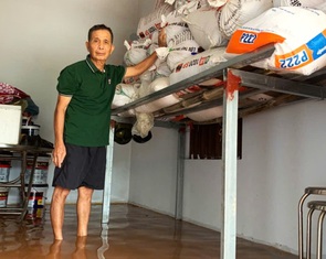 Bão làm tốc mái, nước lũ tràn vào nhà, người dân oằn mình trước thiên tai