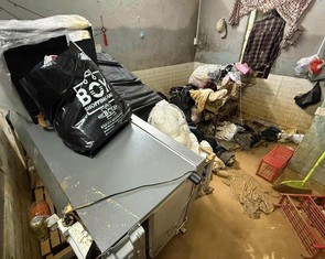 Rưng rưng trước cảnh phòng trọ tan hoang, sách vở sinh viên ngập trong lũ