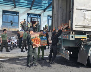 Công an tỉnh An Giang chuyển 45 tấn hàng cứu trợ đồng bào miền Trung