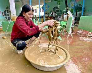 Xót xa cảnh thầy cô giáo vùng rốn lũ Đà Nẵng cọ rửa từng lớp bùn tìm lại đồ dùng cho học sinh